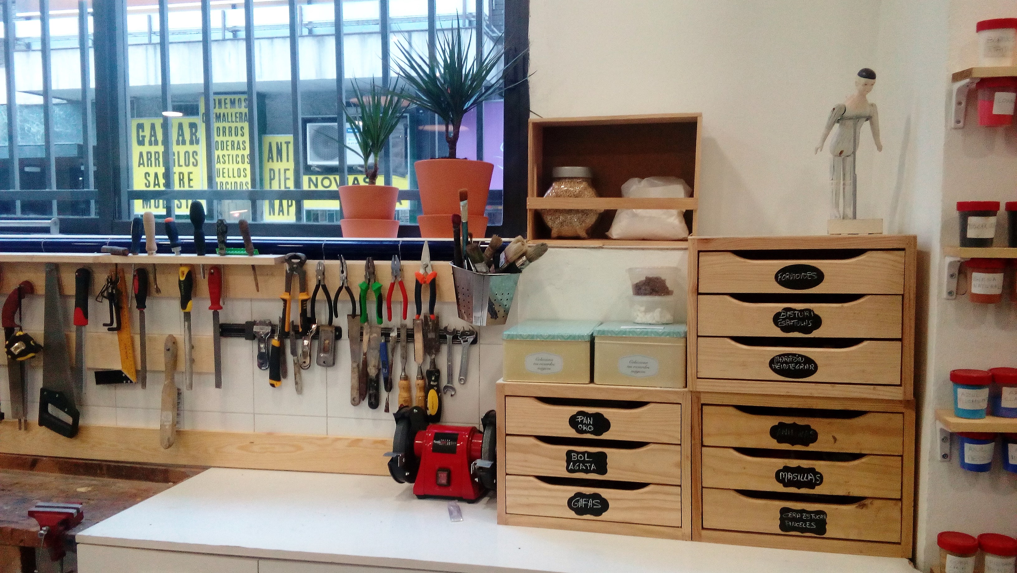 Pared de herramientas y cajoneras del taller
